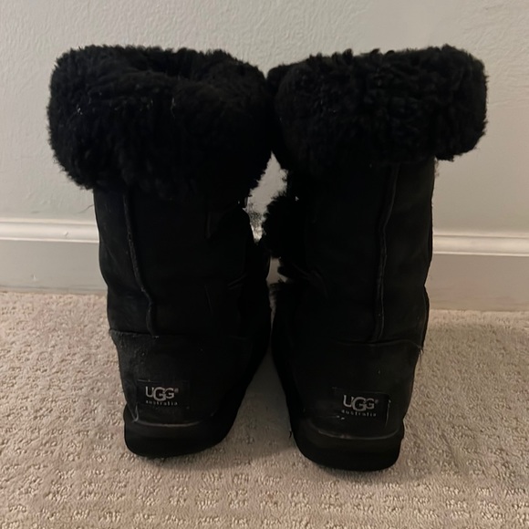 UGG Shoes - 🎉HP🎉UGG BAILEY BUTTON TRIPLET II BOOT SIZE 6 BLACK
